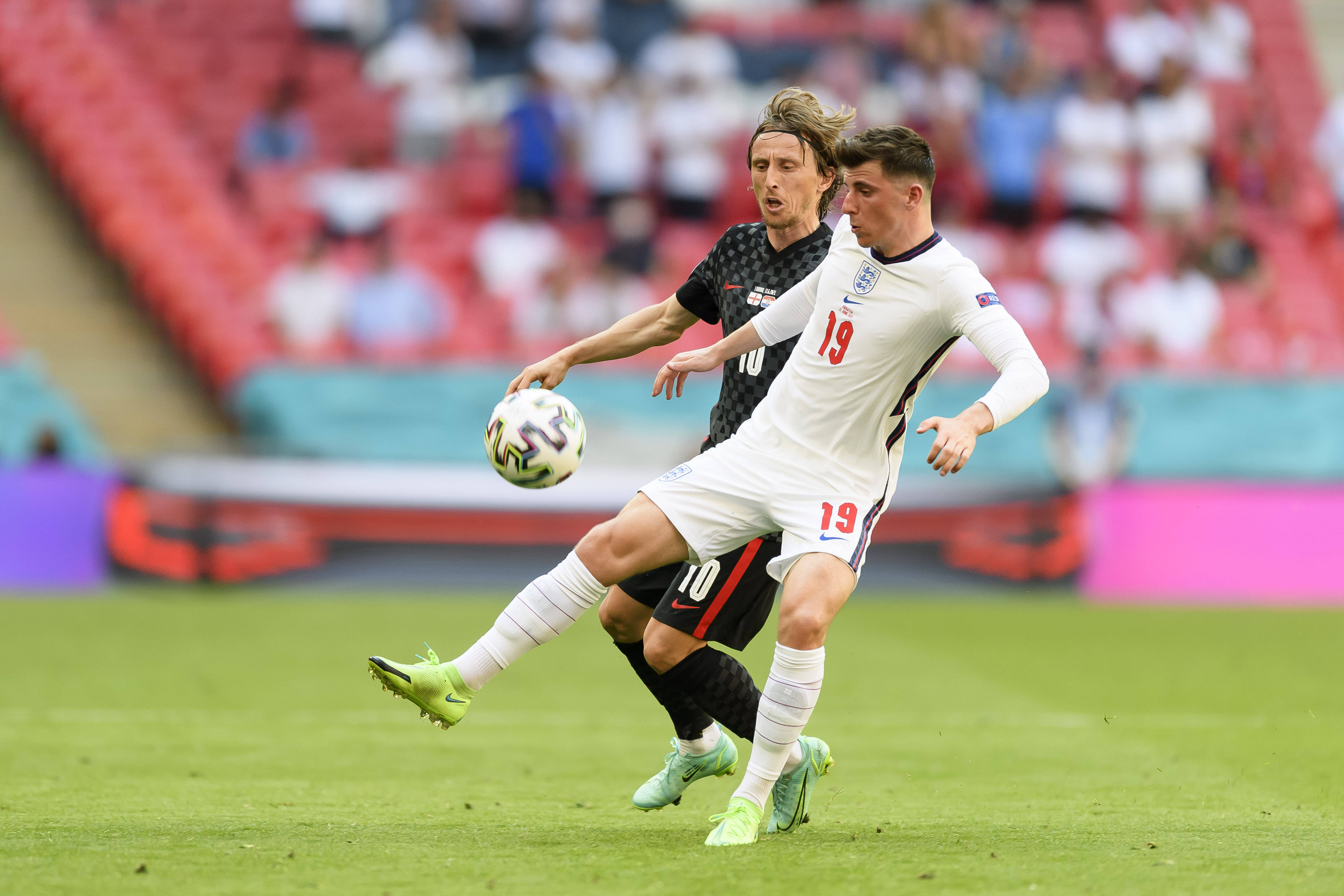 欧洲国家足球赛场负伤击败英格兰队