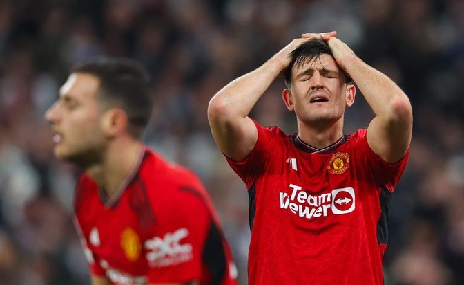 曼联中场组织频犯错失,状态低迷难以扭转 曼联中场组织频犯错失,状态低迷难以扭转