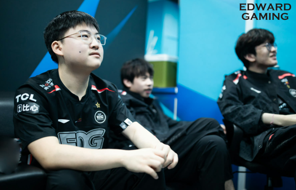 关于EDG血洗RNG，Xiaohu关键团战开团秒人强强对话成都决赛之夜，让粉丝疯狂欢呼的信息