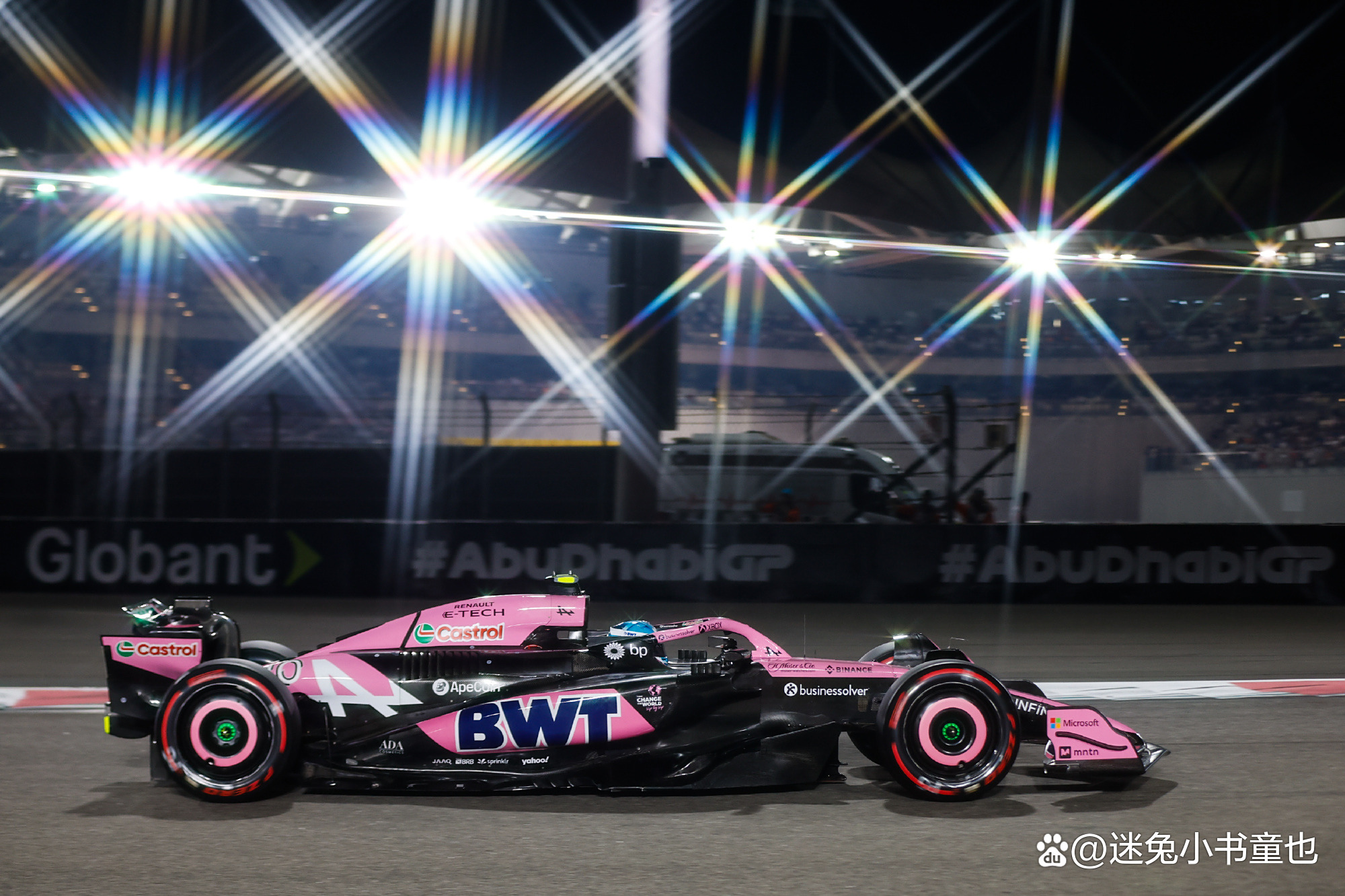 关于迈凯伦险胜法拉利，佩雷兹刷新纪录的信息